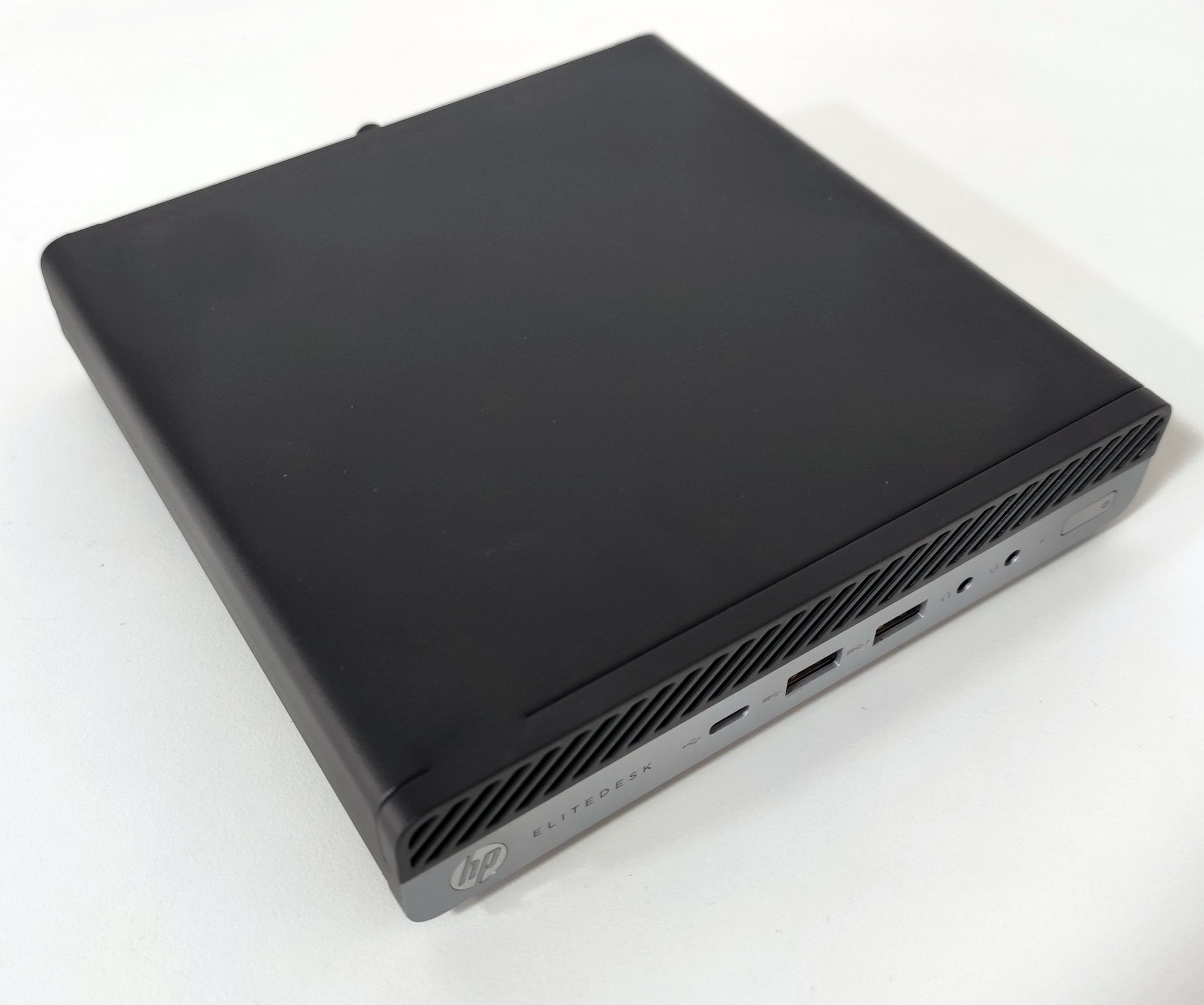 HP EliteDesk mini PC ricondizionato nero su superficie bianca, Messoanuovo.it