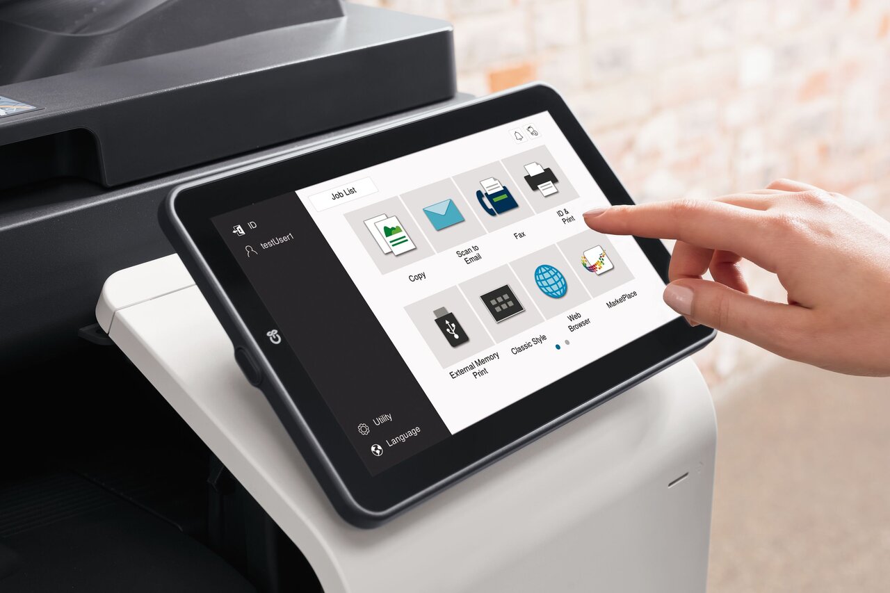 Pannello touch della Konica Minolta BizHub C300i multifunzione, interfaccia intuitiva per stampa, copia, scansione e fax.