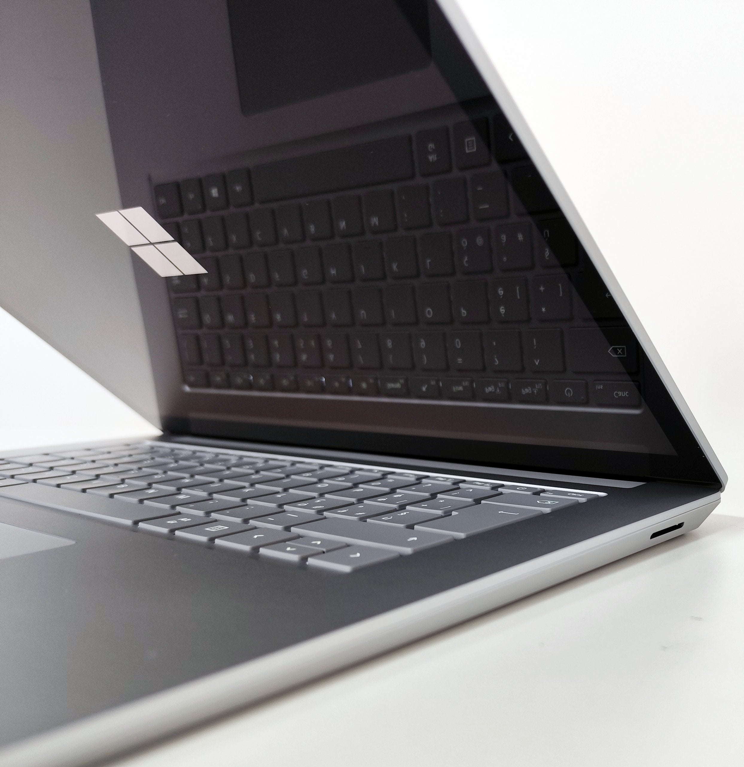 Microsoft Surface Laptop 3 15" Touch | Intel Core i5-1035G7 | FreeDOS Eleganza e potenza per lavoro e studio