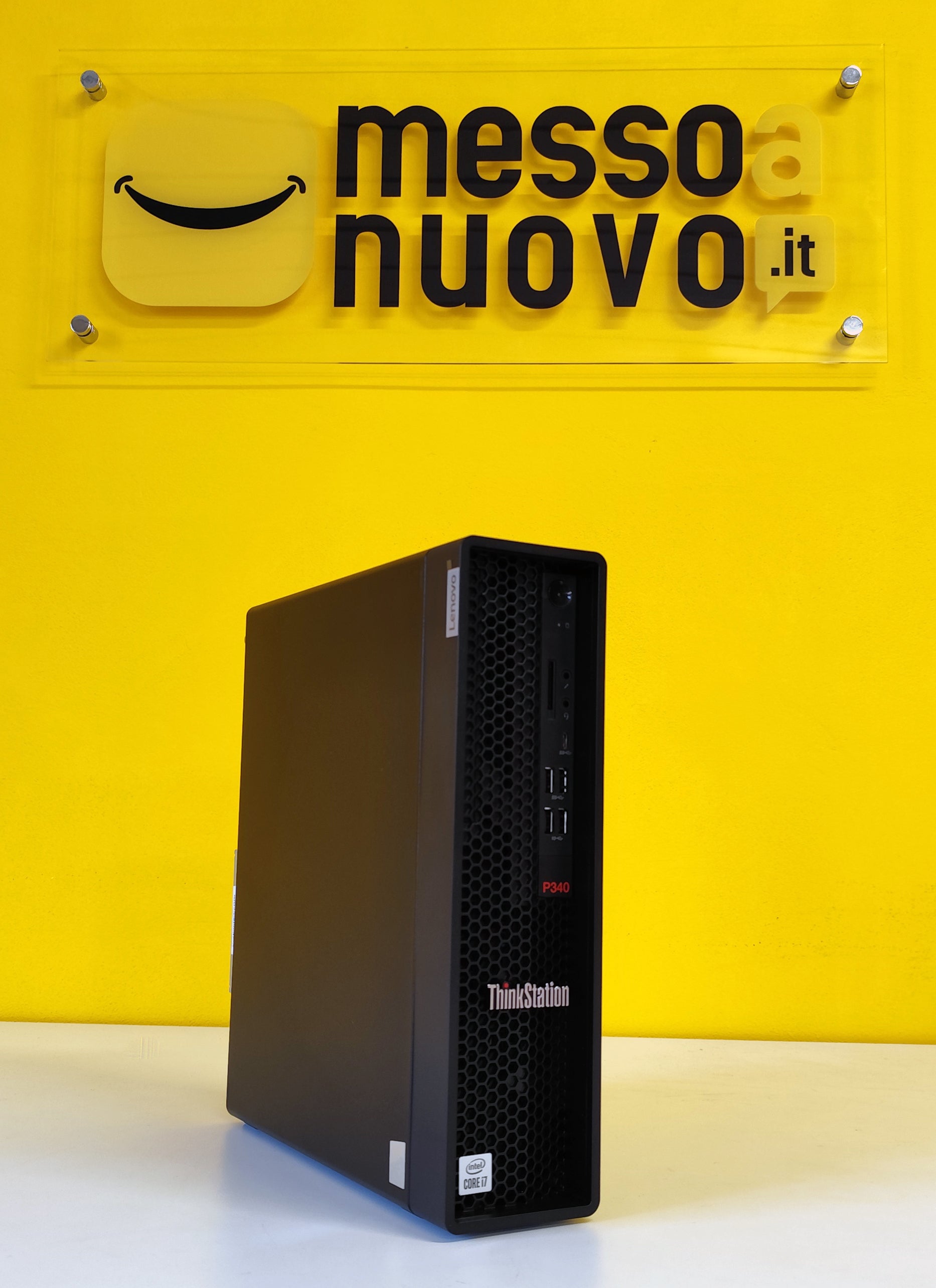 Workstation compatta Lenovo ThinkStation P340 i7-10700 FreeDOS in formato SFF, ideale per uffici moderni e spazi ridotti. Design verticale elegante e salvaspazio.