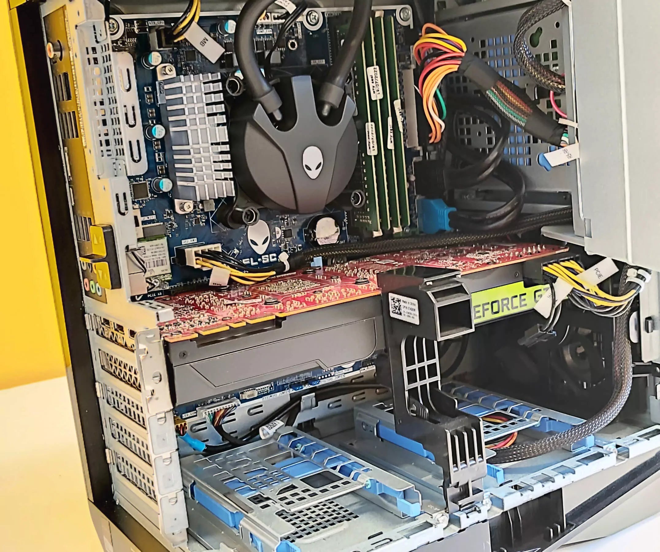 Bundle Gaming Dell Alienware Aurora R7 PC Gaming | Intel Core i7-8700 6 Cores | Ram 64Gb | SSD NVMe 512Gb + 2Tb | Nvidia GTX 1080Ti 11GB | Windows 11 Pro + Monitor Dell U2717 27" QuadHD 2K IPS