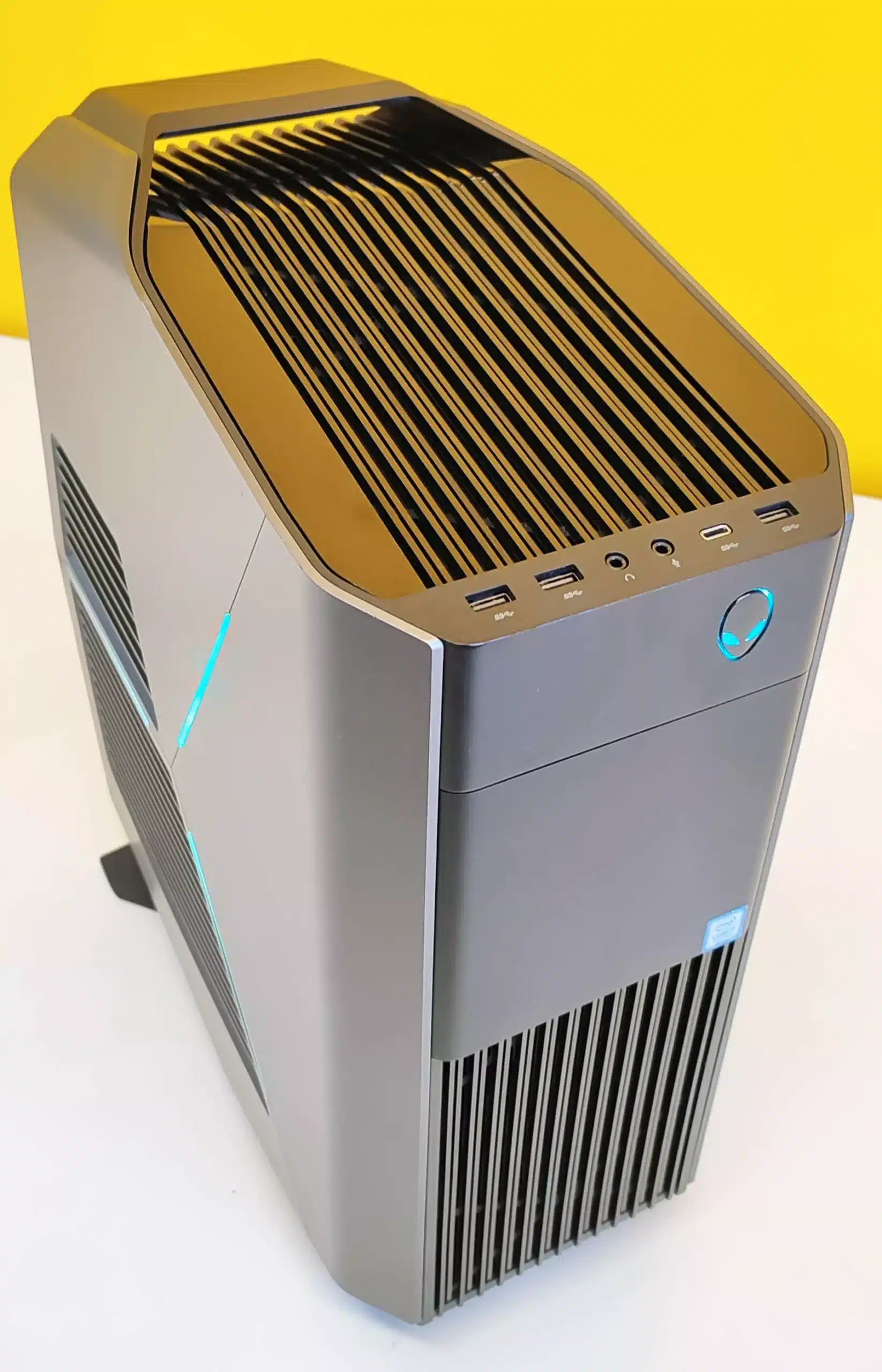 Bundle Gaming Dell Alienware Aurora R7 PC Gaming | Intel Core i7-8700 6 Cores | Ram 64Gb | SSD NVMe 512Gb + 2Tb | Nvidia GTX 1080Ti 11GB | Windows 11 Pro + Monitor Dell U2717 27" QuadHD 2K IPS