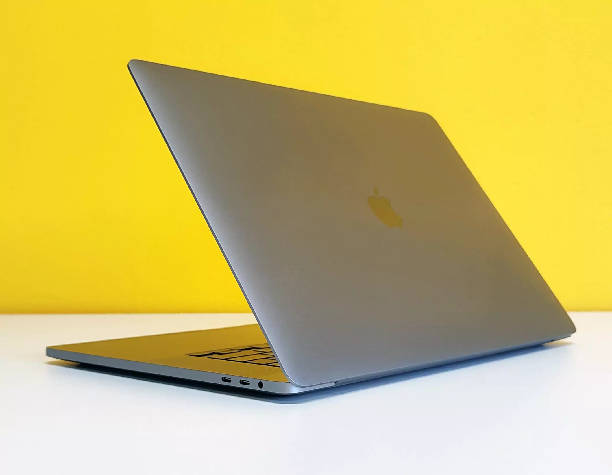 Apple MacBook Pro A2141 MVVL2LL/A 2019 Notebook 16