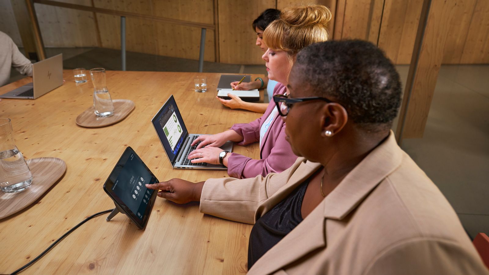 HP INC. XG1I AI U7-258V 14T SV WUXGA 32/1 WIN11P 3YOFF