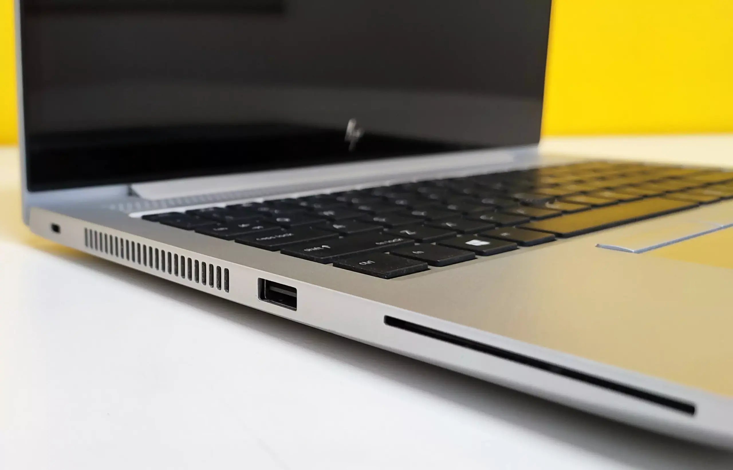 HP EliteBook 840 G5 Notebook 14" FullHD Touch Screen | Intel Core i7-8650U | Ram 16GB | Wi-Fi HDMI USB Type-C Windows 11 Pro L'essenza della performance e dell'eleganza Grado B